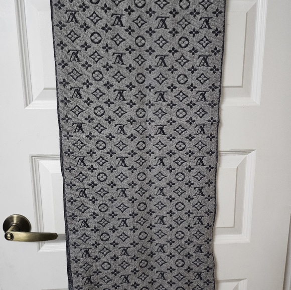 Louis Vuitton Monogram Classic Scarf - Picture 4 of 6